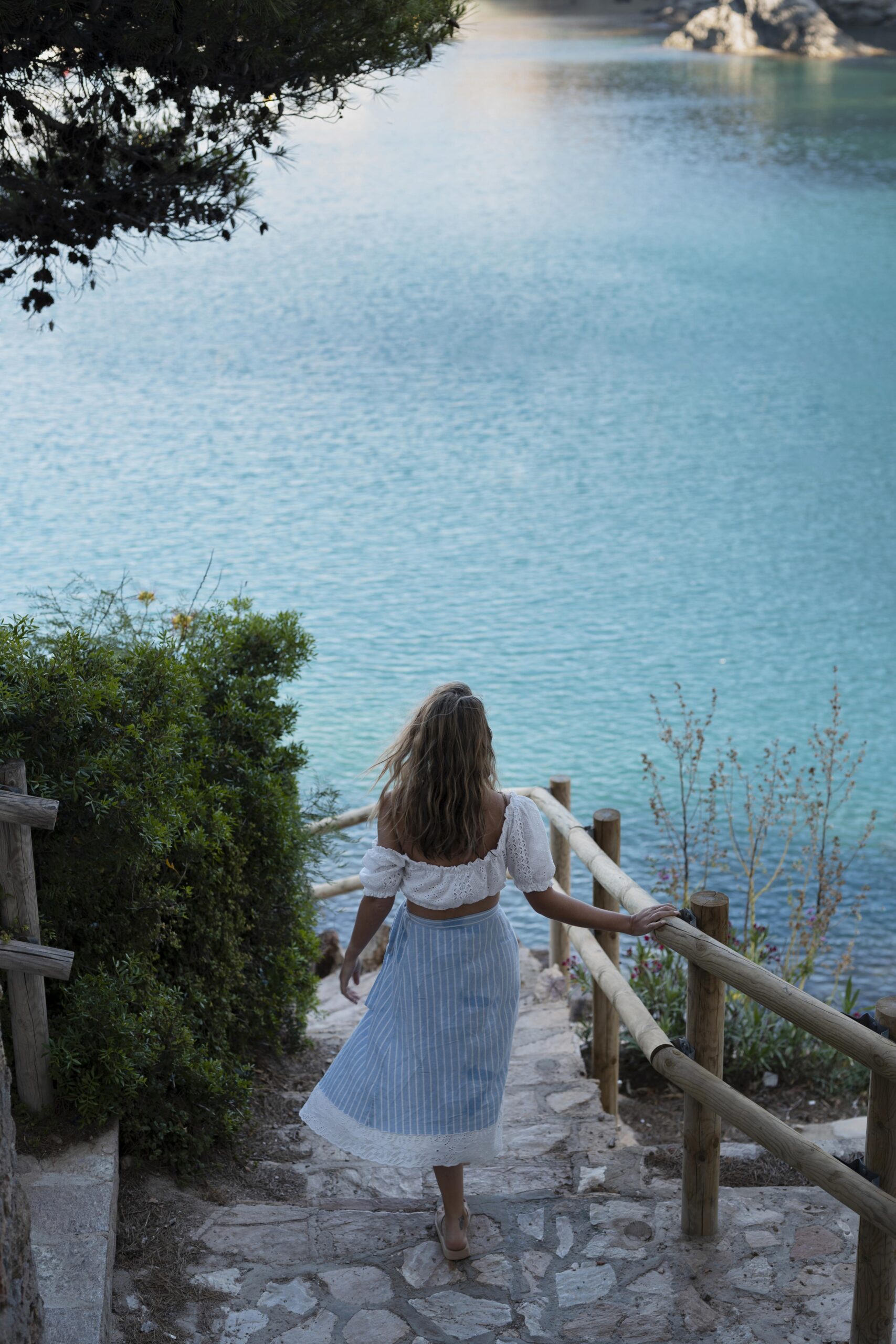 full-shot-woman-traveling